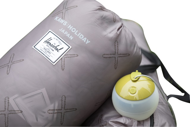 kaws holiday japan herschel 寝袋トート